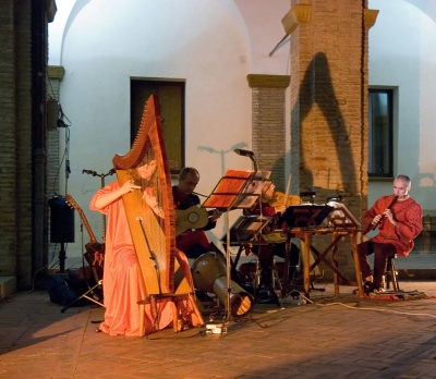 2008 Concerto medievale nel Chiostro delle Benedettine a Fano (2)