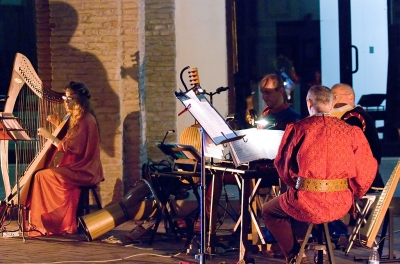 2008 Concerto medievale nel Chiostro delle Benedettine a Fano (4)